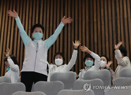 지난  27일 국회 본회의에서 간호법 통과를 지켜본 대한간호협회 회원들이 손을 흔들며 퇴장하고 있다. [연합뉴스]